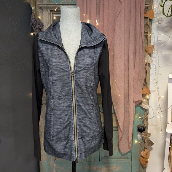 Size 8 Lululemon Daily Yoga Jacket in Coco Pique Black/Black - Picture 1 of 4